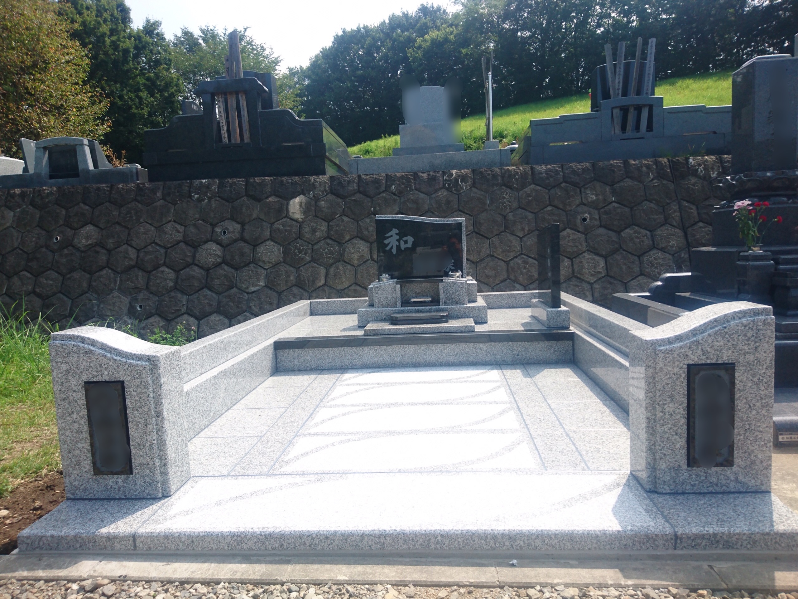 矢板市長峰墓苑、和と刻んだ洋型の墓