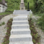 階段付きの和型の墓