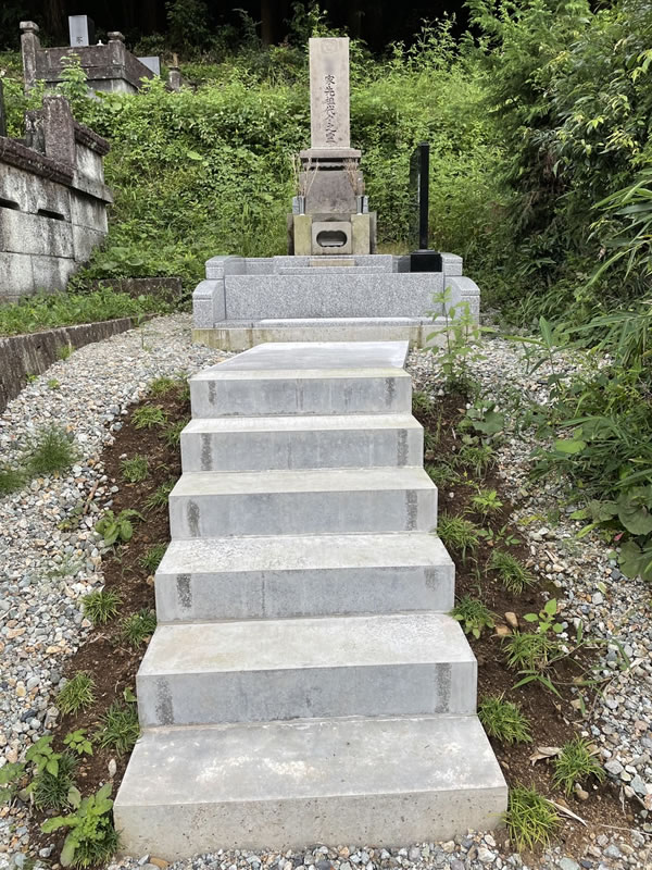 階段付きの和型の墓