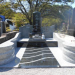 敷石を備えた和型の墓