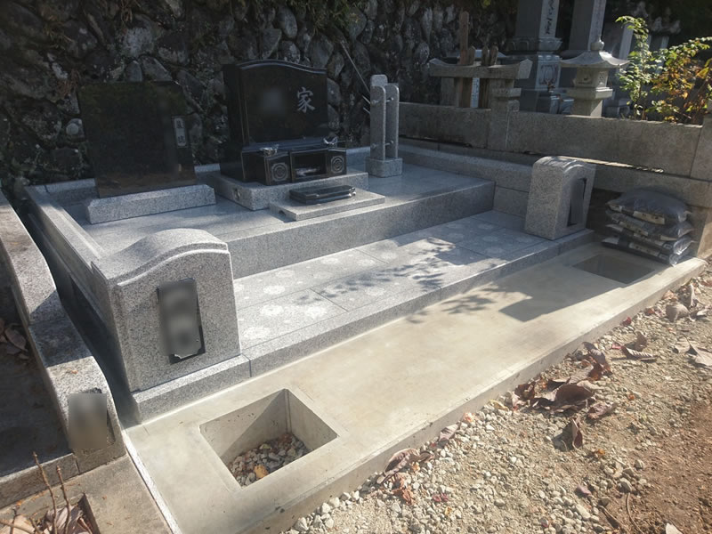 墓誌付きの洋型の墓
