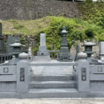 灯篭付きの和型の墓