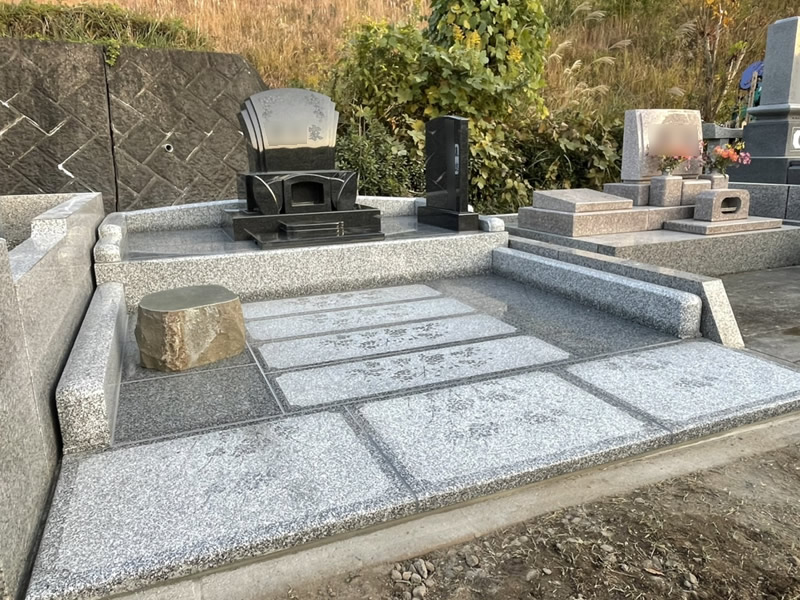 模様を刻んだ敷石の洋型の墓