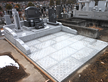 敷石を備えた洋型の墓
