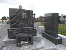 桜模様を刻んだ洋型の墓